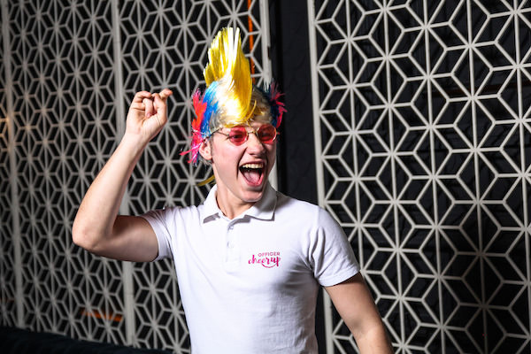 Afla cum poti sa compari mai multe oferte de cabina foto 5 articol-blog-cabina-foto-la-nunta-07-1