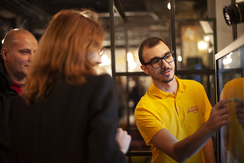 Afla cum poti sa compari mai multe oferte de cabina foto 4 Cheerup-Officer-Photo-Booth